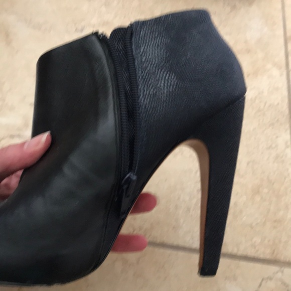 Ladies black high heals booties 7.5 - Picture 2 of 5